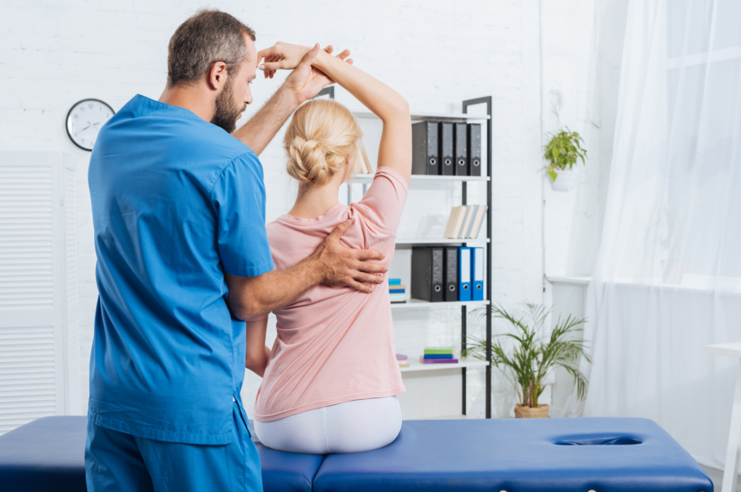 Consultorio moderno equipado para tratamientos quiroprácticos en Cali