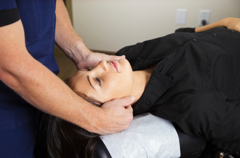 Especialista quiropráctico realizando ajuste lumbar en Cali