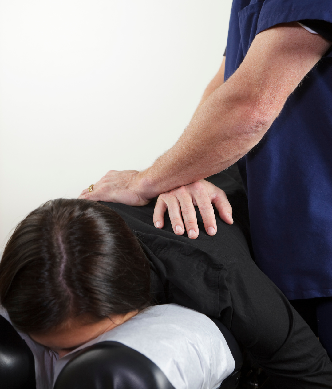 Quiropráctico mostrando radiografía de columna a un paciente en Cali