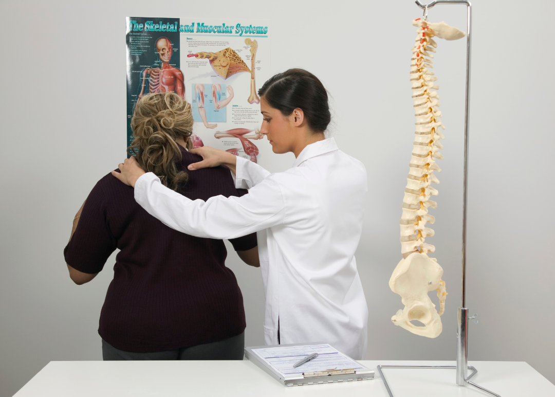 Quiropráctico realizando estiramiento asistido a paciente en Cali